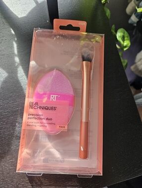 REAL TECHNIQUES NWT Makeup Brush Set